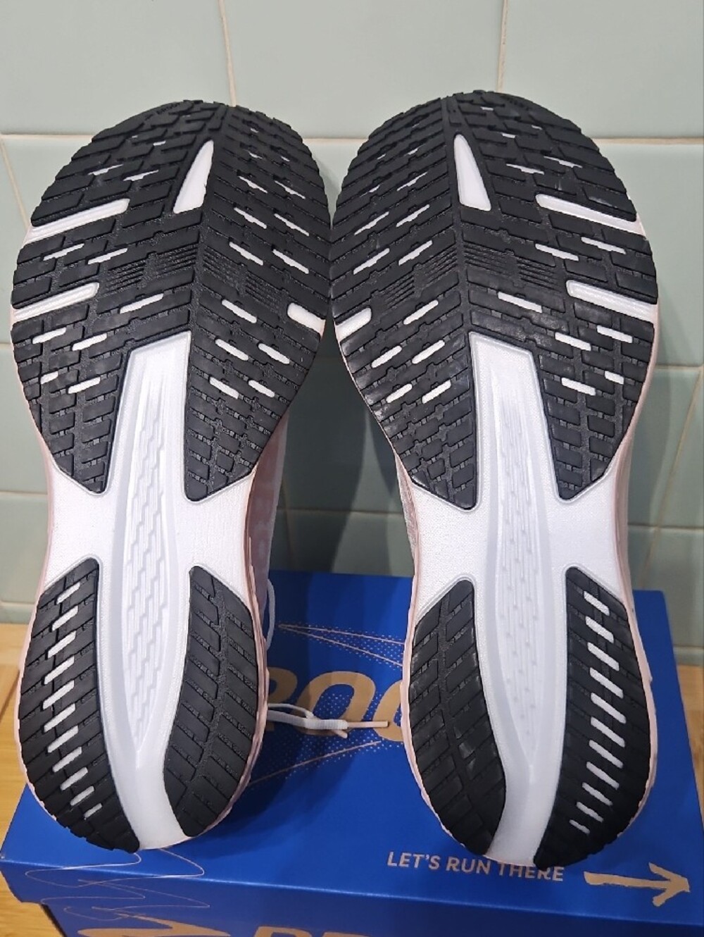Brooks Launch Women's Running Shoes — White & Light Pink Size 11 - Picture 4 of 6